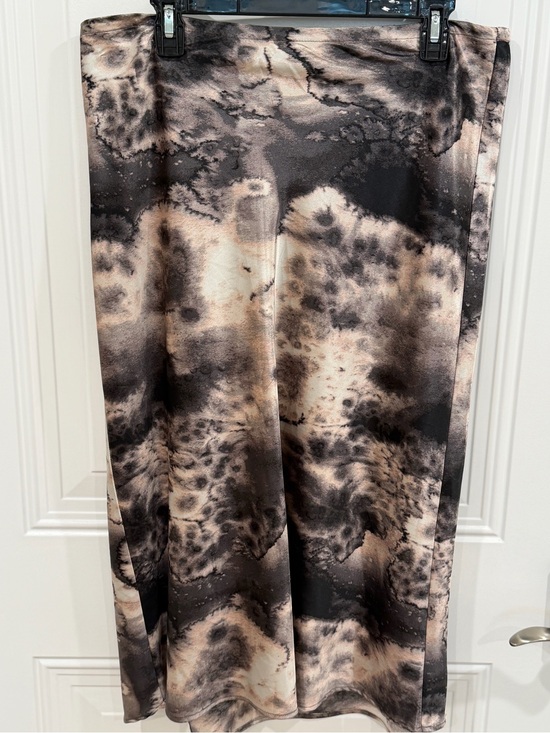 C Dresses & Skirts - Women’s Cream Black Pink Soft Midi Skirt